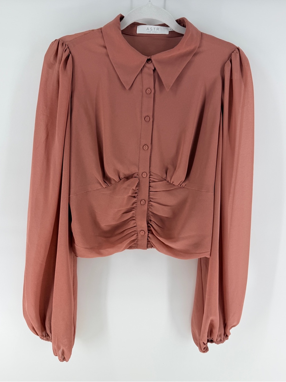 ASTR The Label Mauve Ruched Cropped Puff Sleeve Button Front Blouse